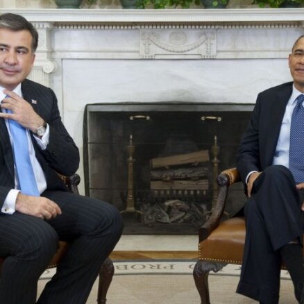 Саакашвили выгогяют из президентского дворца и урезают полномочия