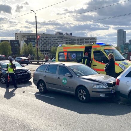 Foto: Uz Akmens tilta notikusi trīs automobiļu sadursme