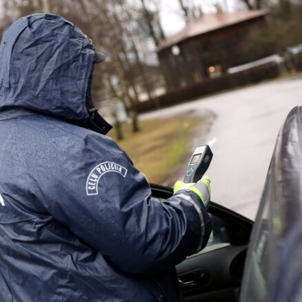 Ceturtdien uz Latvijas autoceļiem pieķerti 11 dzērājšoferi