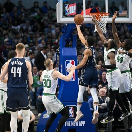 'Celtics' atvēsina iekarsušo 'Mavericks' komandu; Bertānam nekrīt trīspunktnieki
