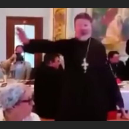Video: Krievu cienīgtēvs par burlaku balādes 'Murka' dziedāšanu baznīcā izsūtīts uz Piedņestru