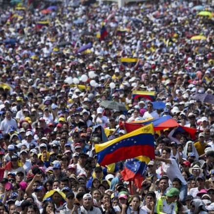 Foto: Desmitiem tūkstošu cilvēku apmeklē Ričarda Brensona Venecuēlas palīdzības koncertu
