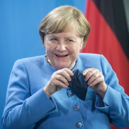 Merkele mierina Ukrainu, ka gāzes tranzīts caur to turpināsies arī pēc 'Nord Stream 2' pabeigšanas