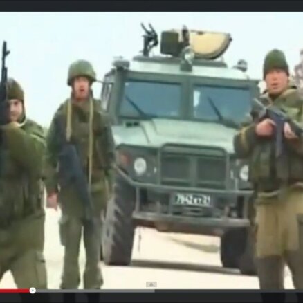 Video: Krievijas karavīri šauj gaisā un mēģina apturēt neapbruņotus ukraiņu militāristus