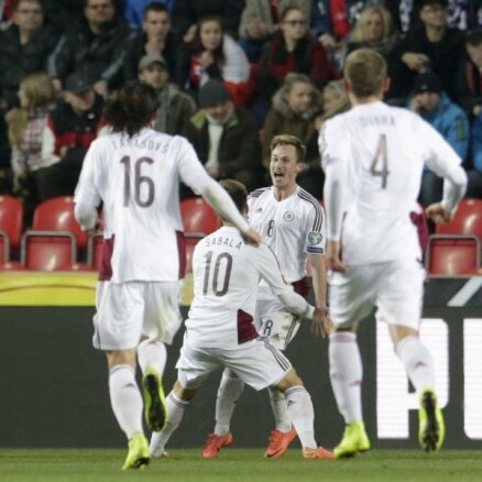 Latvijas futbola izlase pasaules rangā pakāpjas vēl par trim pozīcijām
