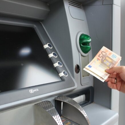 Latvijas Banka: Ukrainas bēgļi var izņemt skaidru naudu bankomātos
