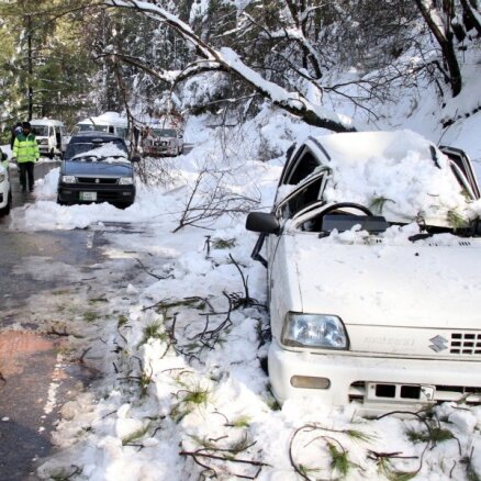 Sastrēgumos uz sniegotiem ceļiem Pakistānā gājuši bojā vismaz 22 cilvēki