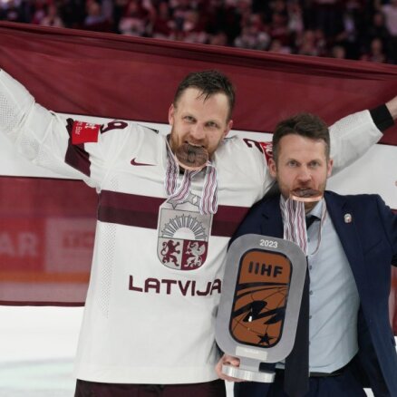 Foto: Latvijas hokejisti ekstāzē saņem bronzas medaļas