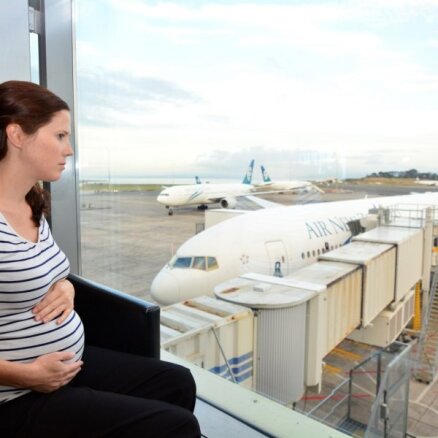 Kas jāzina grūtniecēm un jaunajām māmiņām par lidošanu un ceļošanu ar jaundzimušajiem