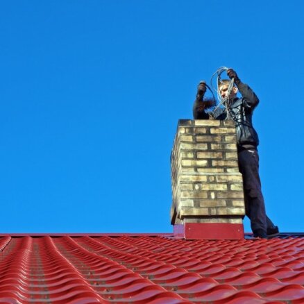 Melnais darbs uz jumtiem – kāpēc nedrīkst atstāt novārtā skursteni?
