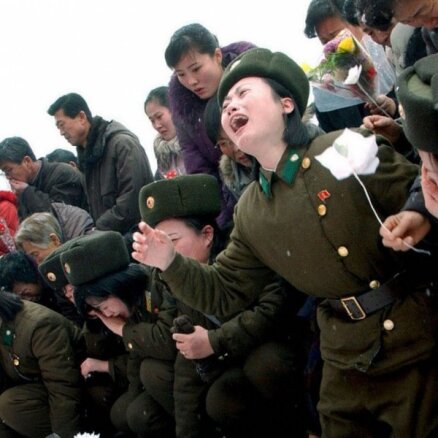 Video: Kā pirms trīs gadiem ziemeļkorejieši sēroja par mirušo Kimu Čeniru