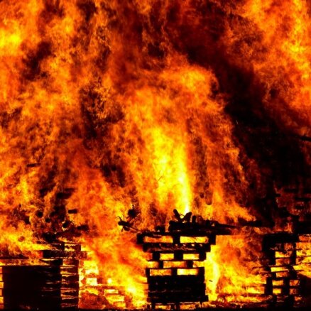 No liesmām glābjot mājlopus, ugunsgrēkā Krāslavas pusē cietis cilvēks