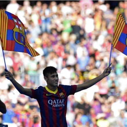 Brazīliešu futbola zvaigzne Neimars oficiāli pievienojies 'FC Barcelona'