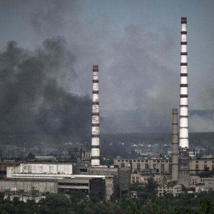 Pēc Krievijas apšaudēm Severodenckas ķīmiskajā rūpnīcā Ukrainā izcēlies ugunsgrēks