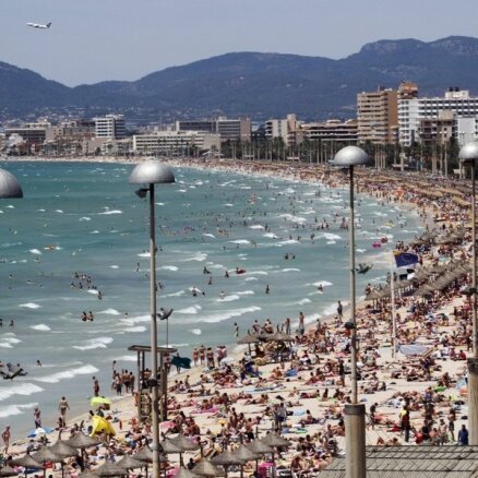 Без туалетных принадлежностей, воды и снэков: в Испании ввели новые правила для туристов