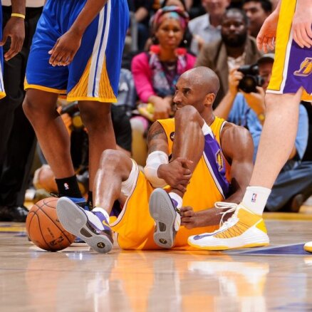 'Warriors' – 'Lakers' spēle: Biedriņš bez punktiem, Karijam 47 punkti, Braiantam, visticamāk, sezona beigusies