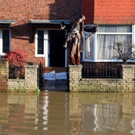 Lielbritānijā plūdu dēļ evakuēti simtiem cilvēku