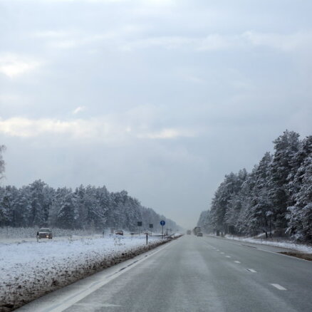 Lielākajā daļā Latvijas sniegs apgrūtina braukšanu