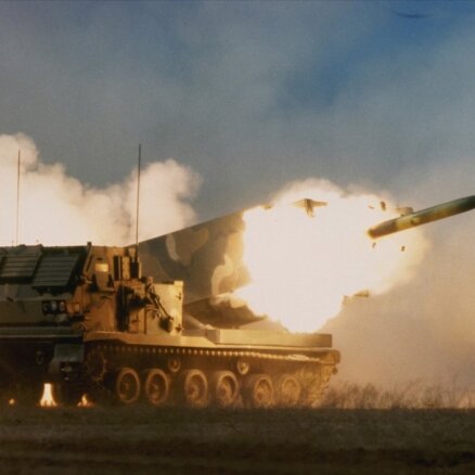 Briti ukraiņiem sūtīs M270 raķešu sistēmas; amerikāņi – četrus HIMARS aizsardzības nolūkiem