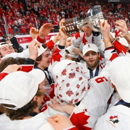 Kanādas juniori izsēj pārsvaru, bet dramatiski 20. reizi kļūst par pasaules čempioniem