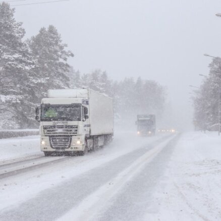В окрестностях Даугавпилса начался снегопад, что усложнило условия движения