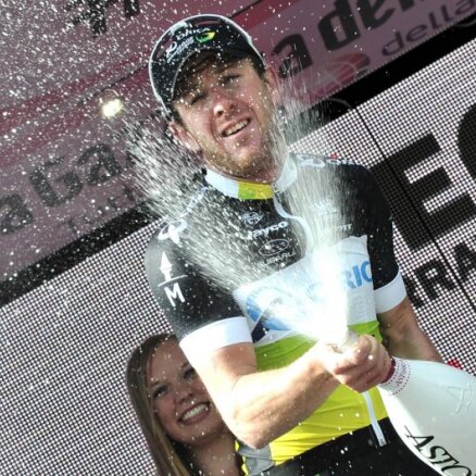 Austrālietis Goss uzvar 'Giro d'Italia' trešajā posmā; Smukulis finišē lielajā grupā