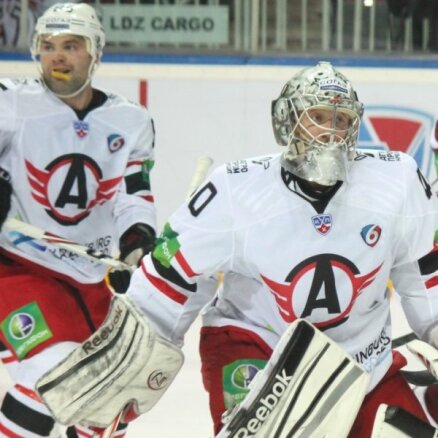 Puse 'Avtomobiļist' hokejistu slimo; pārceļ KHL maču