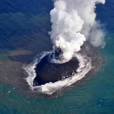 Vulkāniskā sala pie Japānas kļuvusi jau 3,7 reizes lielāka