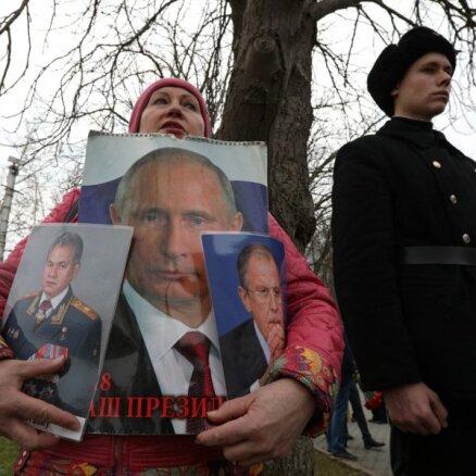 Lavrovs noliedz baumas par Putina veselības problēmām