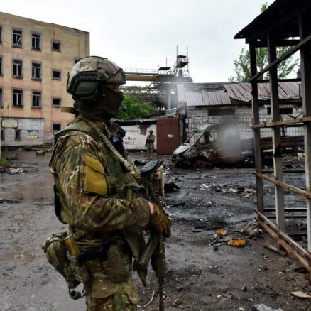 Pēc Mariupoles ieņemšanas okupanti koncentrēsies uz operācijām Donbasa reģionā, ziņo Lielbritānija