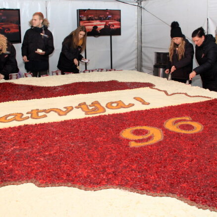 ФОТО: В Риге съели мега-торт в виде карты Латвии