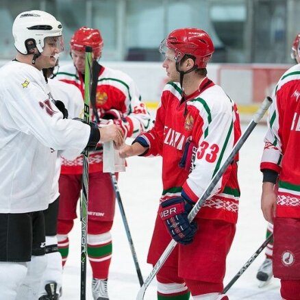 ФОТО: депутаты Сейма сыграли в хоккей с белорусскими коллегами