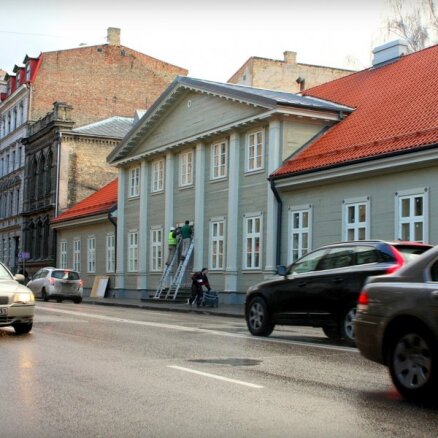 Lāčplēša ielas fēnikss: Nupat atjaunotā Rīgas lielākā vienstāva koka ēka degusi divreiz