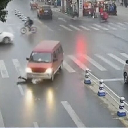Video: Autobuss Ķīnā sabrauc sievieti, kura brīnumainā kārtā izdzīvo