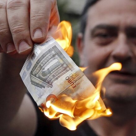 Греция закрыла банки и ввела лимит на снятие наличных