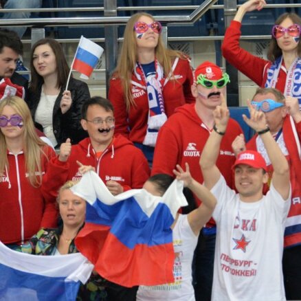 На матче с Латвией болельщики России развернули баннер