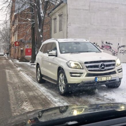 Sastrēgumu Rīgā 'Mercedes' apbrauc pa pretējās joslas ietvi