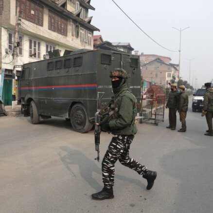 Kašmīrā kaujinieki uzbrūk indiešu policijas autobusam; ir upuri un cietušie