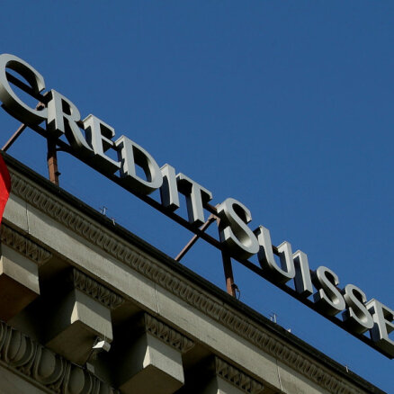 Starptautiskie mediji: 'Credit Suisse' apkalpojusi kontus ar noziedzīgi iegūtiem līdzekļiem