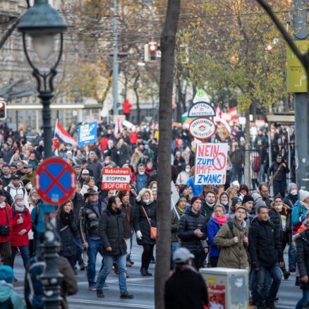 Foto: Protesti pret karantīnas ierobežojumiem Eiropā
