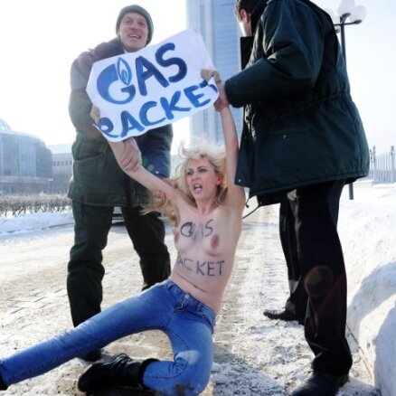 Украинские Femen оголили грудь перед "Газпромом"