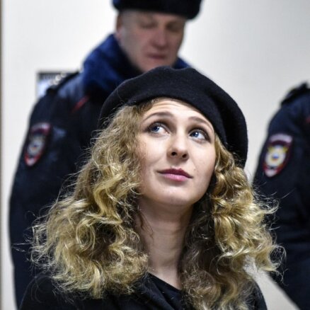 Участница Pussy Riot Алехина покинула Россию — она скрылась от полиции, переодевшись в форму курьера