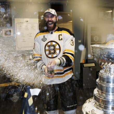 'Bruins' hokejisti taisnojas par 156 000 dolāru dzērienu rēķinu Stenlija kausa ieguvēju ballītē