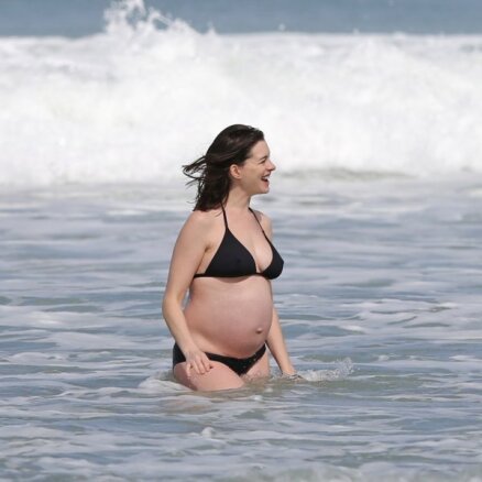 Foto: Anna Hataveja bikini atrāda grūtnieces vēderiņu