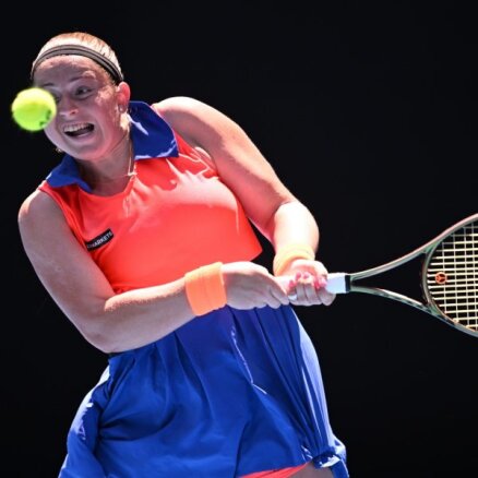 Ostapenko ar viļņveidīgu sniegumu uzvar un iekļūst Romas turnīra trešajā kārtā