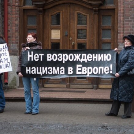 У латвийского посольства в Таллинне протестуют против шествия легионеров в Риге