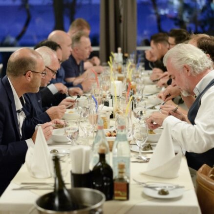 Foto: 'Michelin' restorānu šefpavāri iepazīst Latvijas garšas