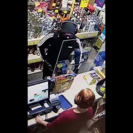 Video: Sērijveida zaglis piedraud pārdevējai ar ieroci