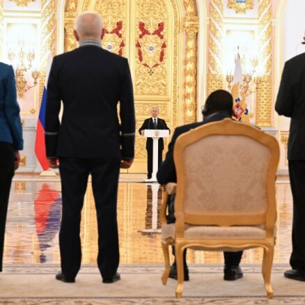 'All the best!' Putina savdabīgā tikšanās ar vēstniekiem Kremlī