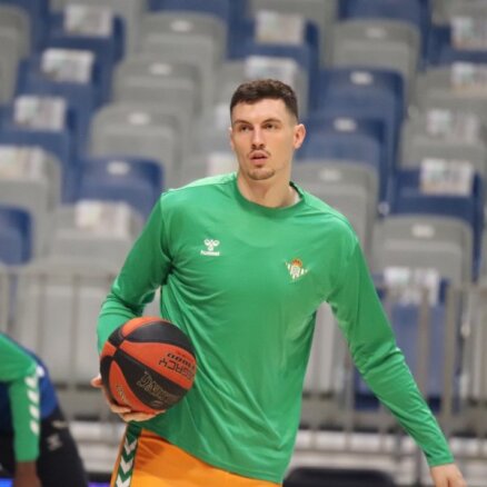Rodions Kurucs kājas muskuļa plīsuma dēļ nespēlēs mēnesi un nepalīdzēs izlasei